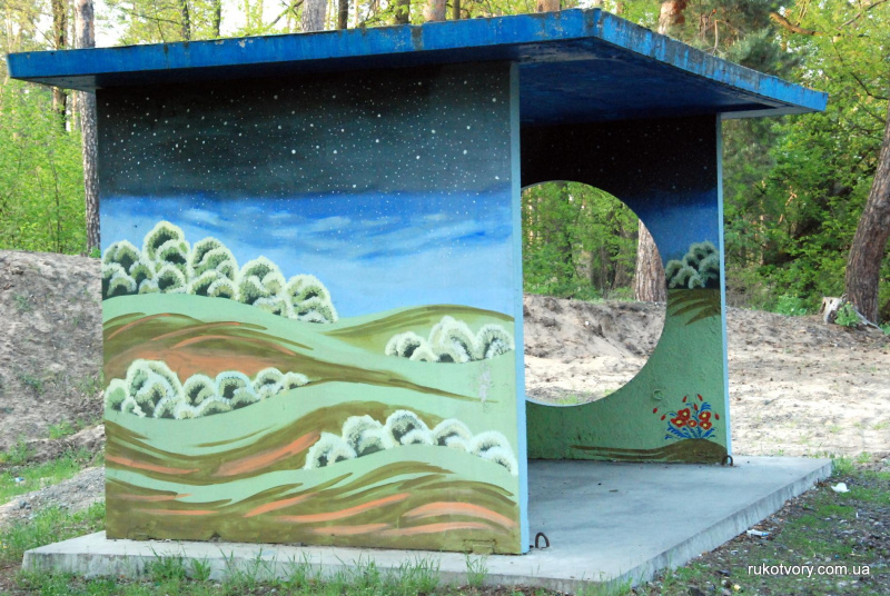 В Киевской области местная художница разрисовала остановки (фото)